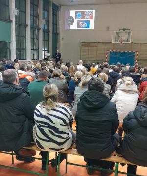 Uczestnicy spotkania profilaktycznego (rodzice) wraz z policjantem