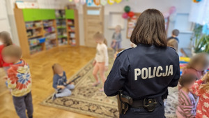Policjantka podczas spotkania profilaktycznego z przedszkolakami