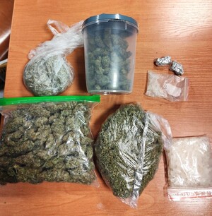 nielegalne substancje w workach i plastikowym pudełku