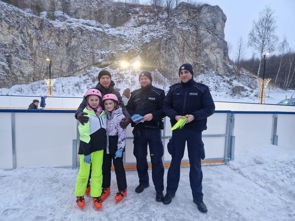 dzielnicowi wraz z uczestnikami lodowiska