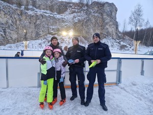 dzielnicowi wraz z uczestnikami lodowiska