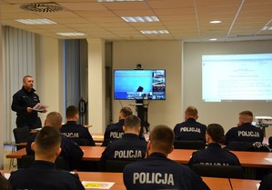 rozpoczecie kursu, policjanci siedzą w ławkach