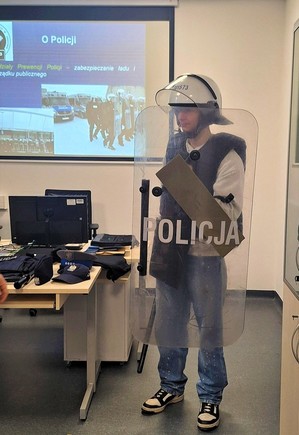 chłopak, który ma na sobie elementy umundurowania policyjnego