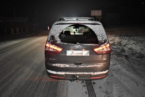 samochód osobowy, którym poruszał się nietrzeźwy mężczyzna stojący na zaśnieżonej jezdni