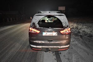 samochód osobowy, którym poruszał się nietrzeźwy mężczyzna stojący na zaśnieżonej jezdni