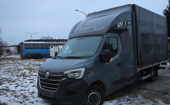 Zabezpieczony szary Renault Master zabezpieczony przez policjantów KPP Oświęcim