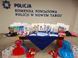 prezenty w tle napis Komenda Powitowa Policji w Nowym Targu