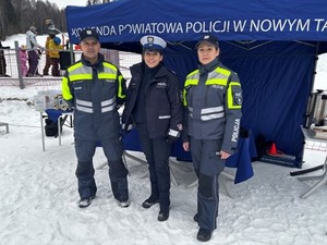 zdjęcie grupowe dzieci i policjantów