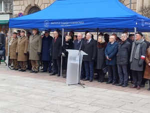 Komendant Miejski Policji w czasie uroczystości na Placu Matejki