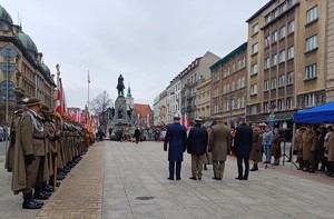 Delegacja składająca wieniec pod Grobem Nieznanego Żołnierza