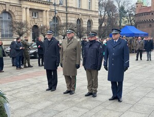 Komendant składa wieniec pod Grobem nieznanego Żołnierza