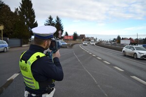 Policjant mierzący prędkość pojazdów.