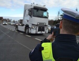 Policjant mierzący prędkość pojazdów