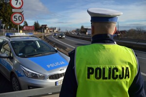 Policjant nadzorujacy ruch