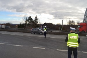 Policjant zatrzyujący pojazd do kontroli