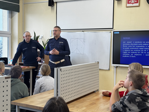 Policjanci drogówki przedstawiaja tematy prelekcji