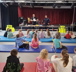 Policjanci w trakcie omawiania tego czym zajmuje się technik kryminalistyki