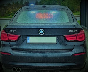 KPP Oświęcim. Radiowóz nieoznakowany Speed z napisem Policja