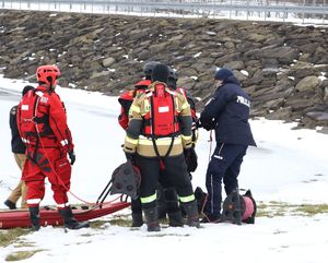 policjanci w czasie szkolenia na lodzie