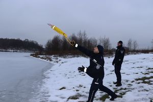 policjant w czasie szkolenia na lodzie