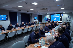 Sala konferencyjna wraz ze zgromadzonymi funkcjonariuszami