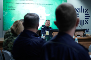 Zgromadzeni na konferencji i nadinspektor Artur Bednarek