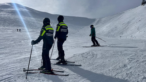 policjanci obserwują ruch na stoku