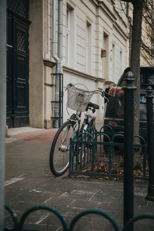 Rower oparty o metalowe ogrodzenie