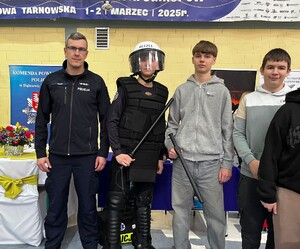 Policjant z młodzieżą podczas targów edukacyjnych