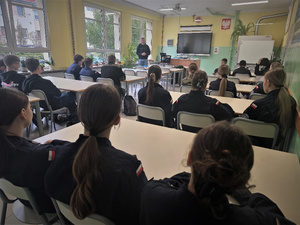 Technik kryminalistyki prowadzący zajęcia w klasie dla uczniów