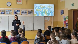 POLICJANTKA PODCZAS SPOTKANIA