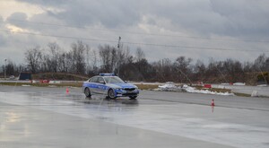 Radiowóz policyjny na płycie poślizgowej