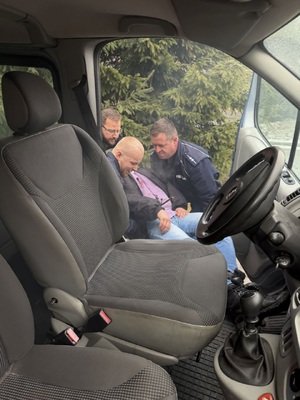 Mezczyzna wyciagny z płonacego samochodu