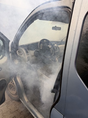 zadymiona kabina kierowcy samochodu