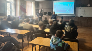 Policjanci WRD prowadza prelekcję dla licealistów