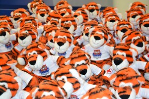 pluszowe maskotki przedstawiające tygrysa