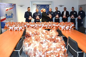 wspólne zdjęcie uczestników spotkania wraz z  pluszakami