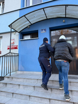 Policjant prowadzący osobe zatrzymaną