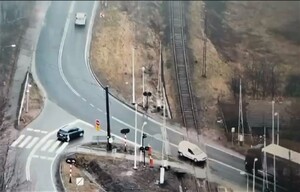 Widok z drona samochody na przejeździe kolejowym