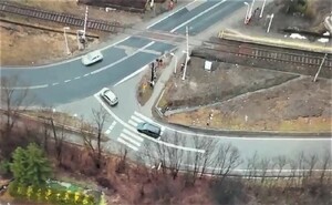 Widok z drona samochody na ulicy niedaleko przejazdu kolejowego