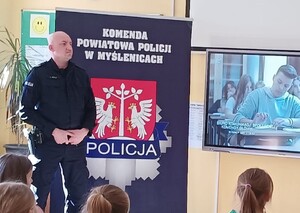 młodszy aspirant Krzysztof Pudlik podczas zajęć profilaktycznych