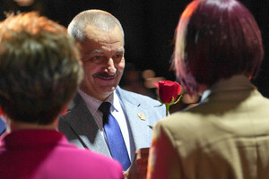 Przewodniczący Związku Dariusz Bulanda wręcza odznaczenia związkowe