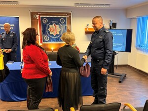 Przedstawiciele Prokuratur w Wieliczce oraz Myślenicach składają życzenia odchodzacemu na emeruture policjantowi