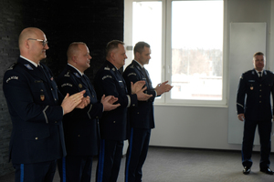 Komendanci żegnający policjanta