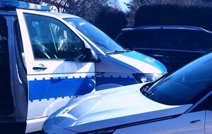 Dwa osobowe samochody i radiowóz