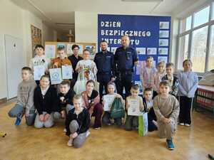 Policjanci z laureatami konkursu plastycznego