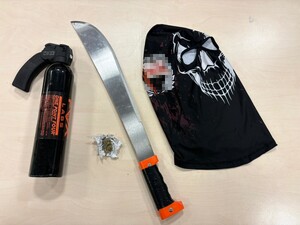 zabezpieczone przedmioty maczeta, gaz, środki odurzające, kominiarka