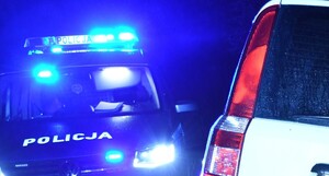 Kontrola drogowa  w noc radiowóz na sygnałach  (2)