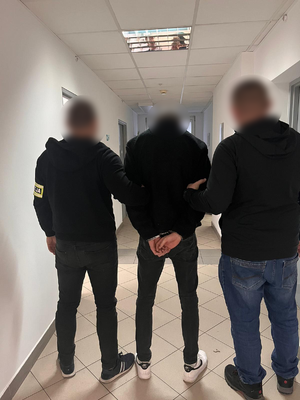 Nieumundurowani policjanci z zatrzymanym