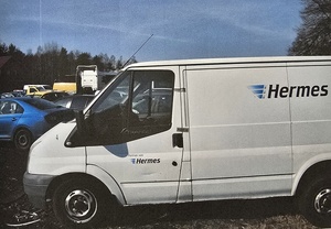 pojazd dostawczy zaparkoway na parkingu firmy pomocy drogowej